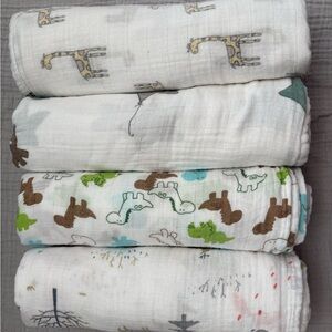 4 Upsimple swaddle muslin blankets.